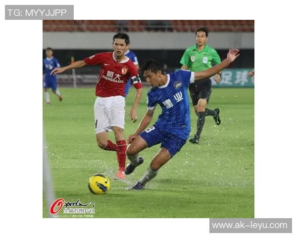 广东队追平中国香港陈伟禁区内巧妙过人后射门得分